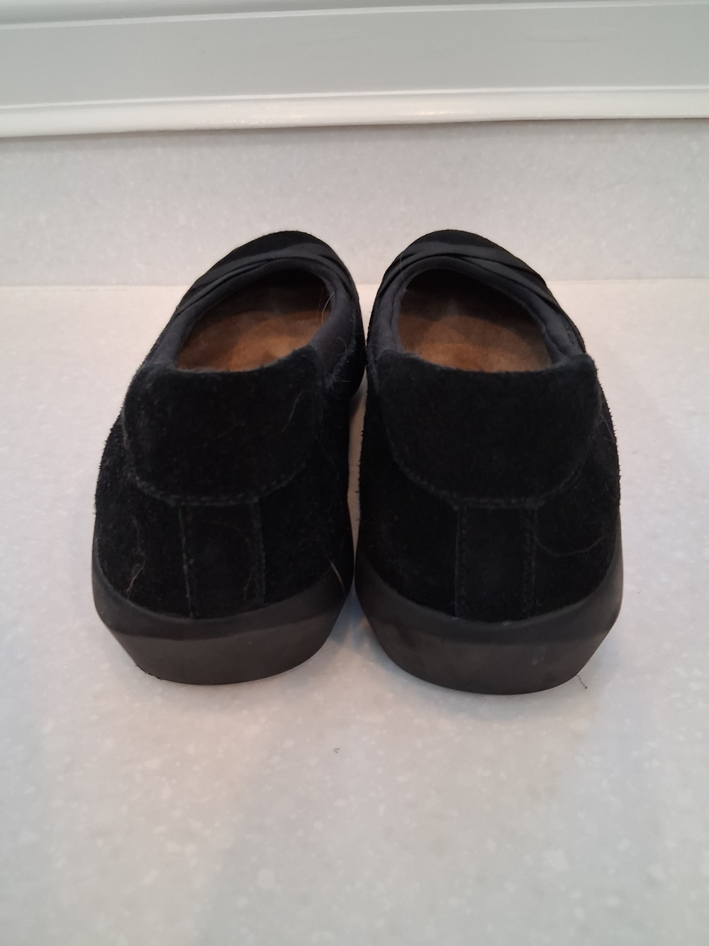 Earth Origins Women's Black Slip-On Flats with Crossed Elastic Straps - Picture 4 of 7